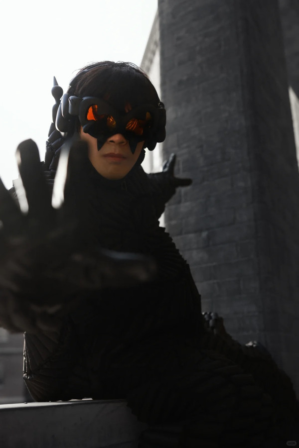 向佐突棄女裝換怪獸造型 全黑配奇怪紋路 網民斥引起密集恐懼症