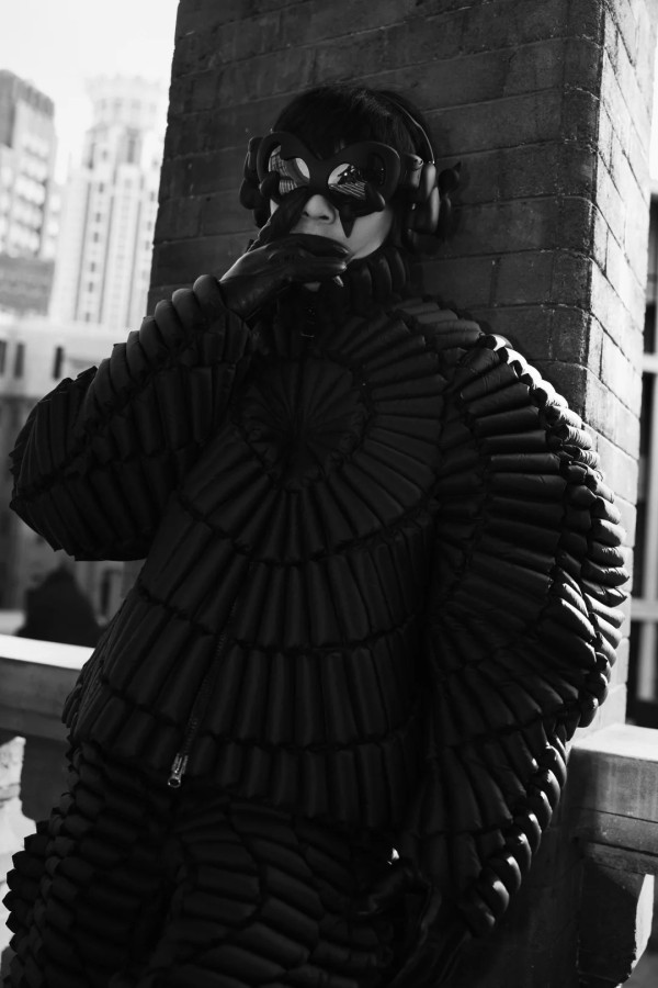 向佐突棄女裝換怪獸造型 全黑配奇怪紋路 網民斥引起密集恐懼症