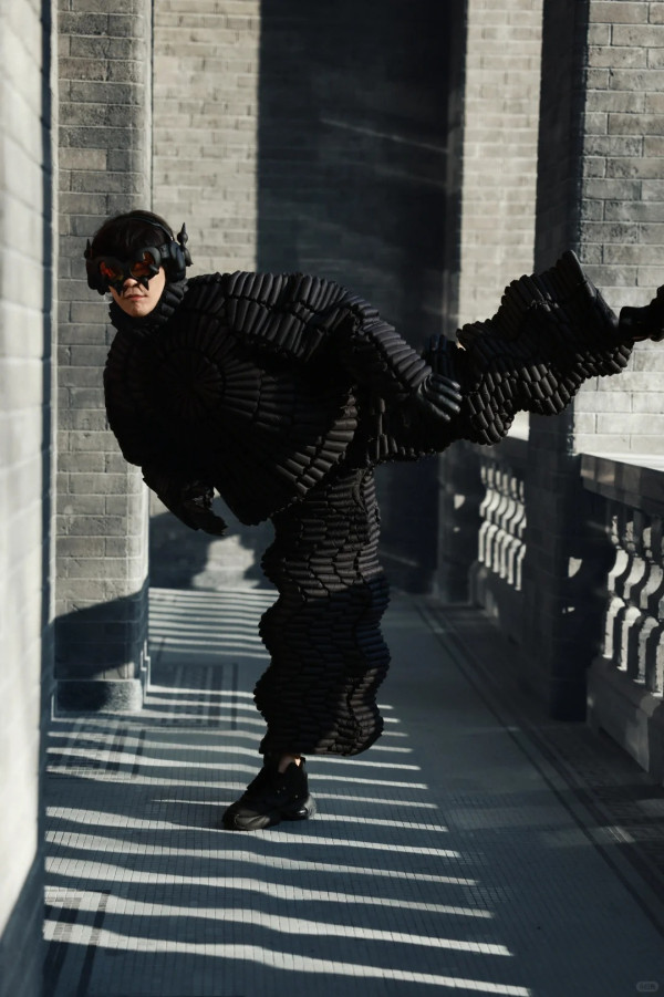 向佐突棄女裝換怪獸造型 全黑配奇怪紋路 網民斥引起密集恐懼症