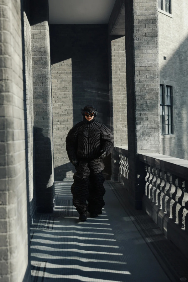 向佐突棄女裝換怪獸造型 全黑配奇怪紋路 網民斥引起密集恐懼症