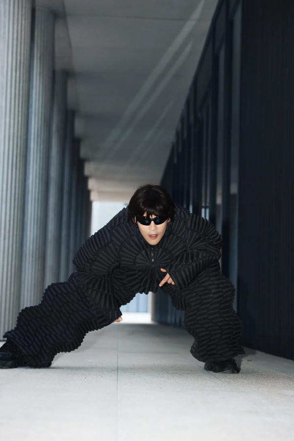 向佐突棄女裝換怪獸造型 全黑配奇怪紋路 網民斥引起密集恐懼症