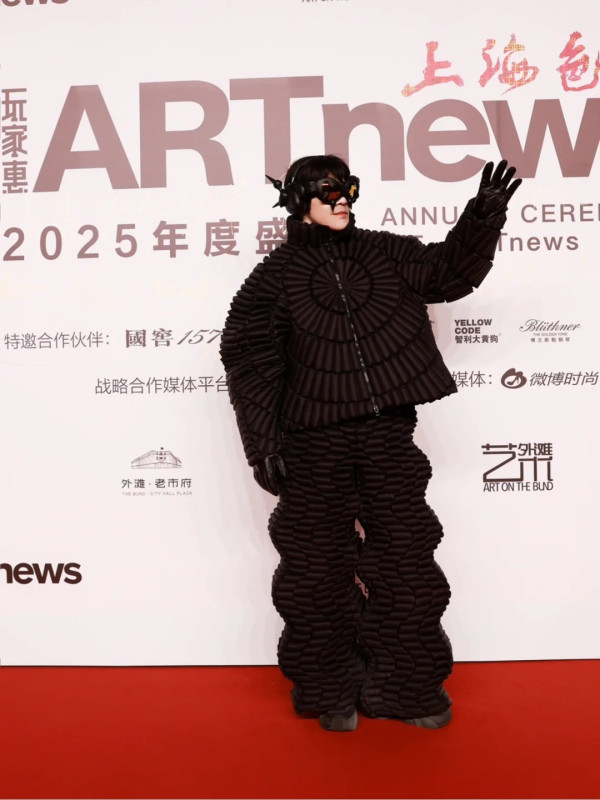 向佐突棄女裝換怪獸造型 全黑配奇怪紋路 網民斥引起密集恐懼症