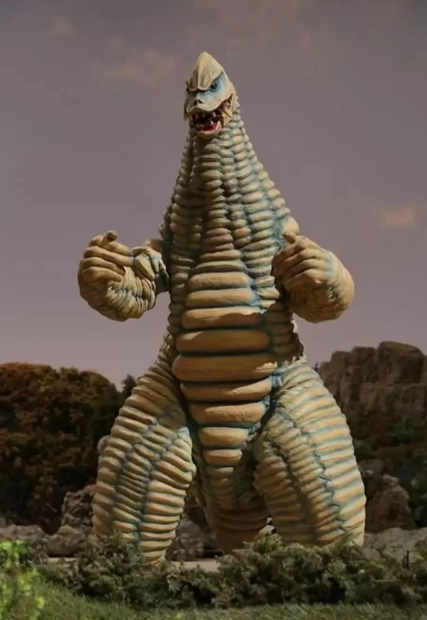 向佐突棄女裝換怪獸造型 全黑配奇怪紋路 網民斥引起密集恐懼症