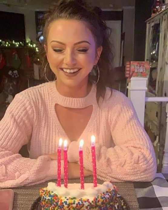 37歲美女甜曬升級做外婆！15歲誕大女為4女之母！全家極高顏值引熱論 