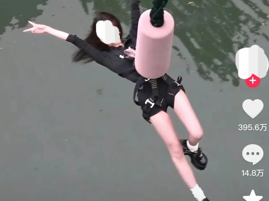 有片|重慶推全新笨豬跳恐怖玩法 直接面前割斷繩飛墜 70歲都玩得?