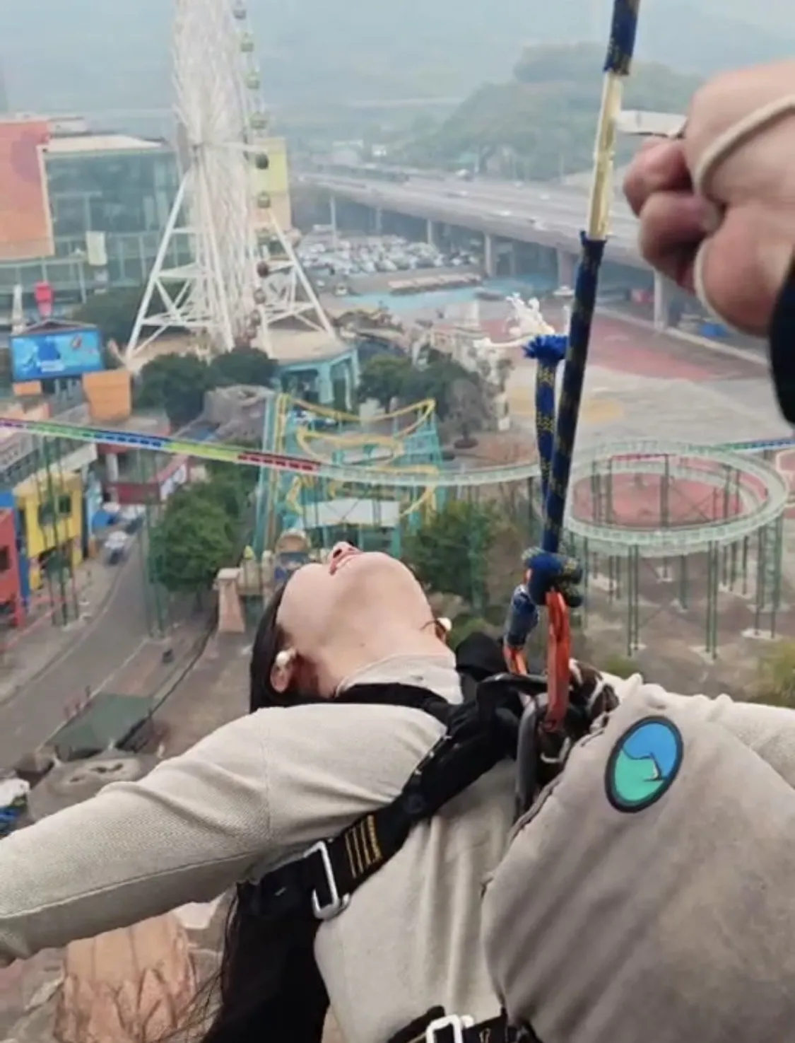 有片|重慶推全新笨豬跳恐怖玩法 直接面前割斷繩飛墜 70歲都玩得?