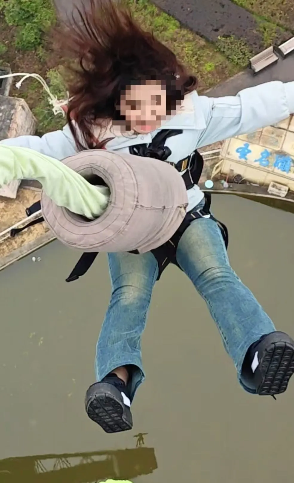 有片|重慶推全新笨豬跳恐怖玩法 直接面前割斷繩飛墜 70歲都玩得?