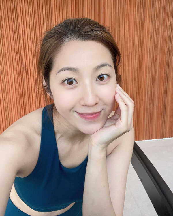 43歲陳自瑤孖圈中女神級人妻嘆下午茶  淡妝合照網民驚嘆：根本三姊妹！