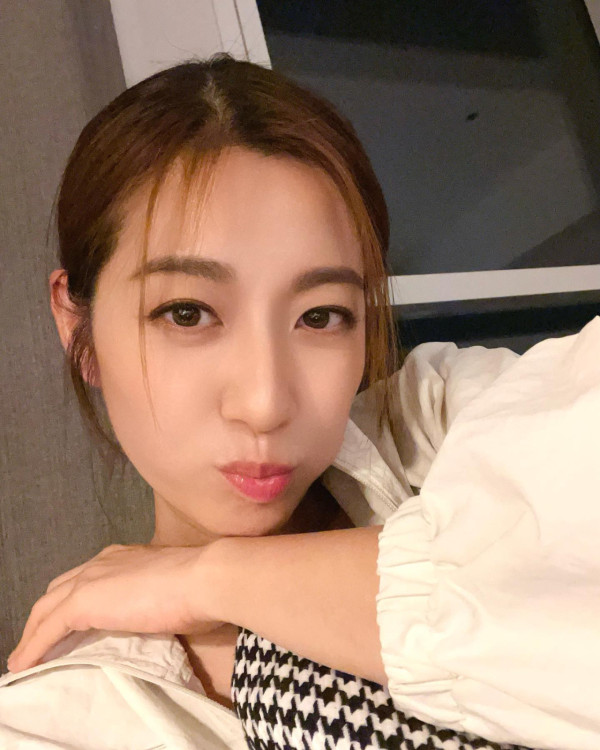 43歲陳自瑤孖圈中女神級人妻嘆下午茶  淡妝合照網民驚嘆：根本三姊妹！