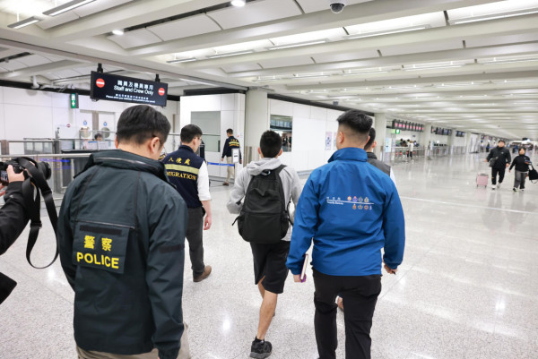 昨日（1月16日）一名求助港人安全抵達香港國際機場，圖示保安局、香港警務處和入境事務處人員在場協助。（圖片來源：新聞公報）