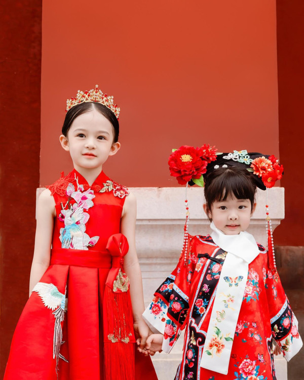 賈曉晨5歲細女近照明顯變靚氣質大反轉 曾被指與家姐「混血芭比」顏值差距大