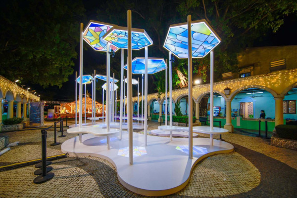 澳門「幻彩耀濠江」互動燈光裝置和光雕表演(圖片來源︰澳門旅發局) 澳門「幻彩耀濠江」互動燈光裝置和光雕表演(圖片來源︰澳門旅發局)