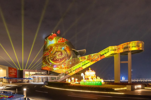 澳門「幻彩耀濠江」互動燈光裝置和光雕表演(圖片來源︰澳門旅發局) 澳門「幻彩耀濠江」互動燈光裝置和光雕表演(圖片來源︰澳門旅發局)