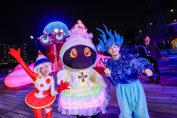 澳門「幻彩耀濠江」互動燈光裝置和光雕表演(圖片來源︰澳門旅發局) 澳門「幻彩耀濠江」互動燈光裝置和光雕表演(圖片來源︰澳門旅發局)