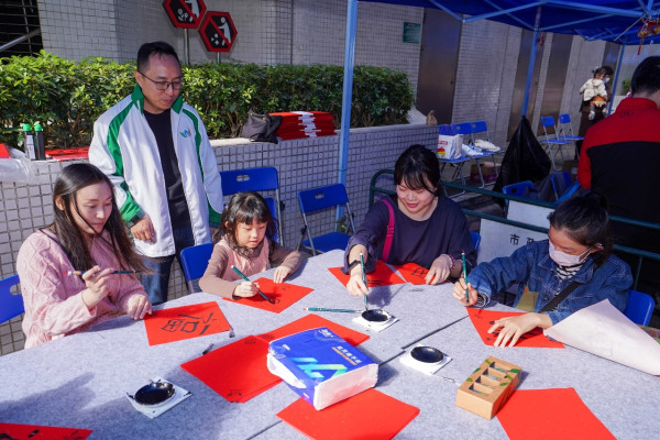 澳門新春系列活動「靈蛇翔鏡海瑞氣滿灣區」(圖片來源︰澳門市政局) 澳門新春系列活動「靈蛇翔鏡海瑞氣滿灣區」(圖片來源︰澳門市政局)