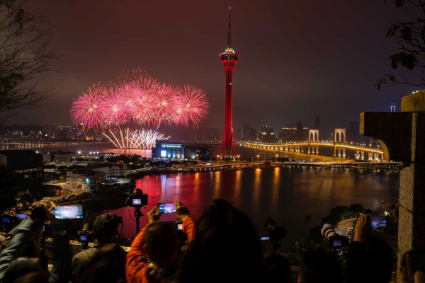 澳門新年煙花表演(圖片來源︰澳門市政局) 澳門新年煙花表演(圖片來源︰澳門市政局)