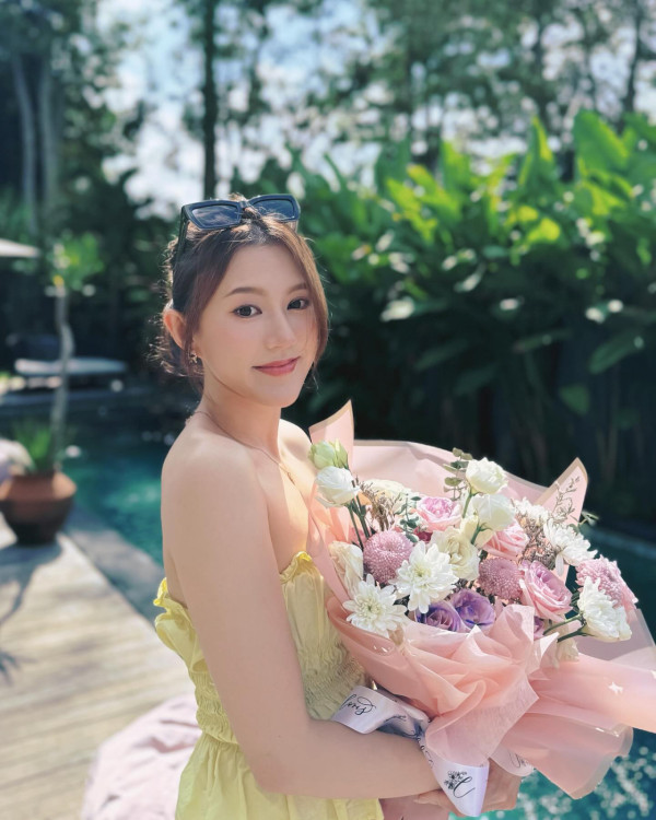 36歲TVB離巢女星譚嘉儀暢遊夏威夷 晒桃紅色泳衣美照 火辣身材震驚網民：好Sharp好正 