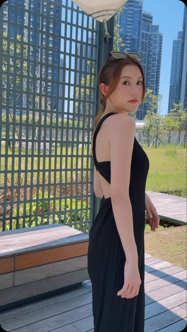 36歲TVB離巢女星譚嘉儀暢遊夏威夷 晒桃紅色泳衣美照 火辣身材震驚網民：好Sharp好正 