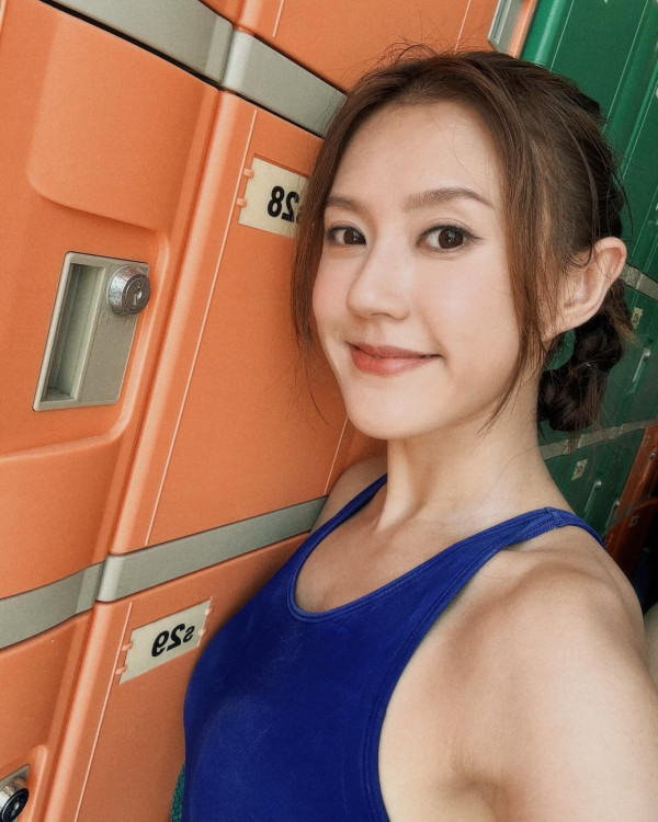 36歲TVB離巢女星譚嘉儀暢遊夏威夷 晒桃紅色泳衣美照 火辣身材震驚網民：好Sharp好正 