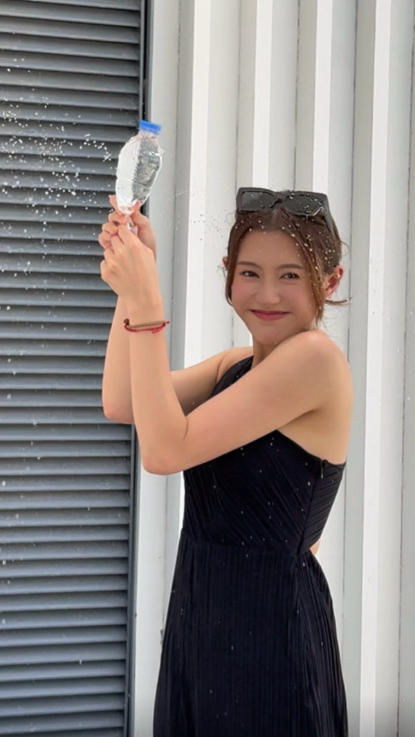 36歲TVB離巢女星譚嘉儀暢遊夏威夷 晒桃紅色泳衣美照 火辣身材震驚網民：好Sharp好正 