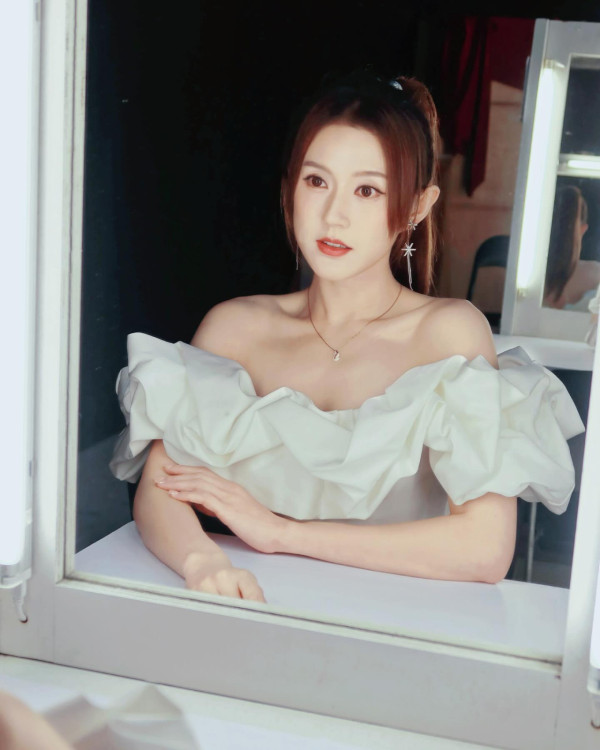 36歲TVB離巢女星譚嘉儀暢遊夏威夷 晒桃紅色泳衣美照 火辣身材震驚網民：好Sharp好正 