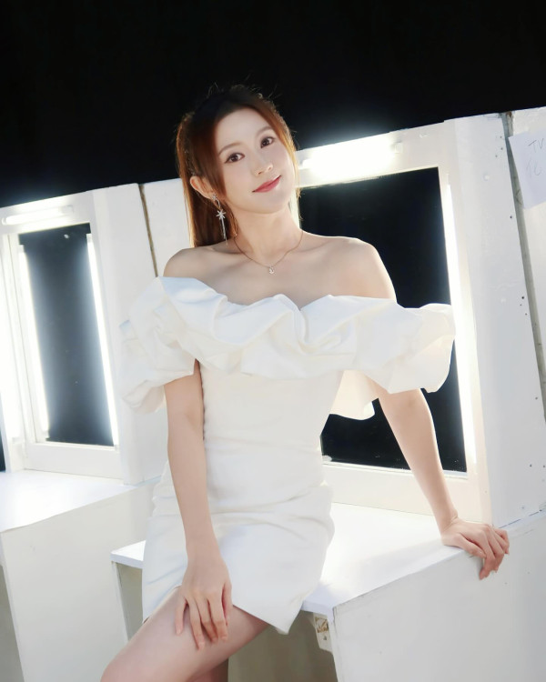 36歲TVB離巢女星譚嘉儀暢遊夏威夷 晒桃紅色泳衣美照 火辣身材震驚網民：好Sharp好正 