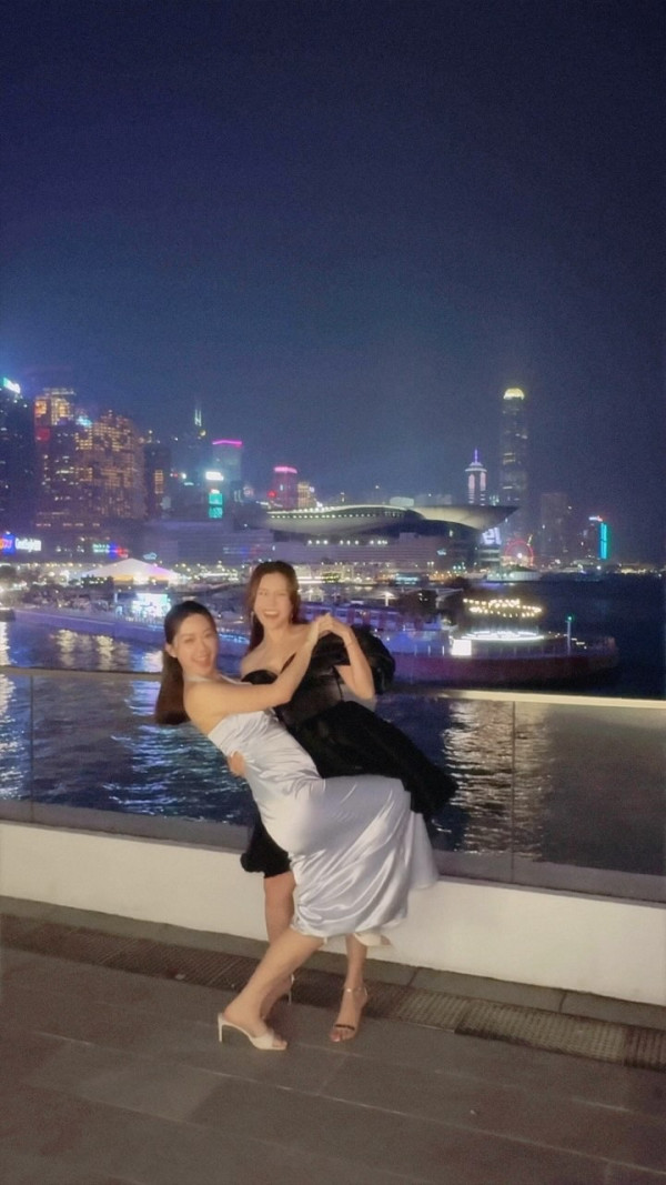 36歲TVB離巢女星譚嘉儀暢遊夏威夷 晒桃紅色泳衣美照 火辣身材震驚網民：好Sharp好正 