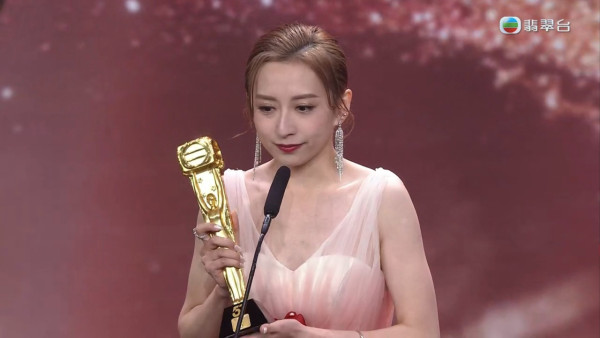 44歲逆齡天后蔡依林富國島被偶遇 清涼穿搭生圖曝光 沙灘紮紮跳宛如少女 