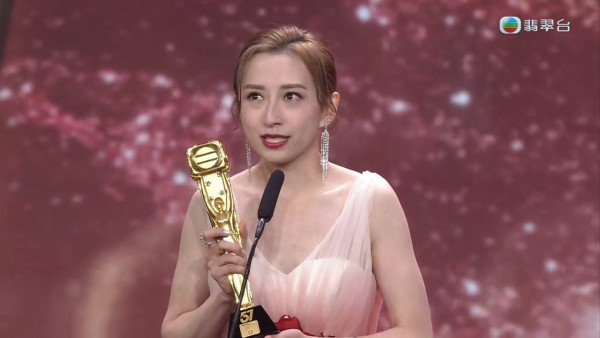 44歲逆齡天后蔡依林富國島被偶遇 清涼穿搭生圖曝光 沙灘紮紮跳宛如少女 