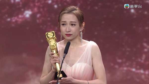 44歲逆齡天后蔡依林富國島被偶遇 清涼穿搭生圖曝光 沙灘紮紮跳宛如少女 