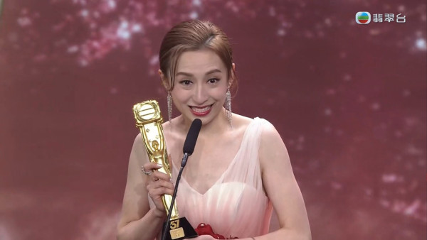 44歲逆齡天后蔡依林富國島被偶遇 清涼穿搭生圖曝光 沙灘紮紮跳宛如少女 