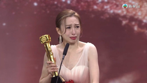 44歲逆齡天后蔡依林富國島被偶遇 清涼穿搭生圖曝光 沙灘紮紮跳宛如少女 