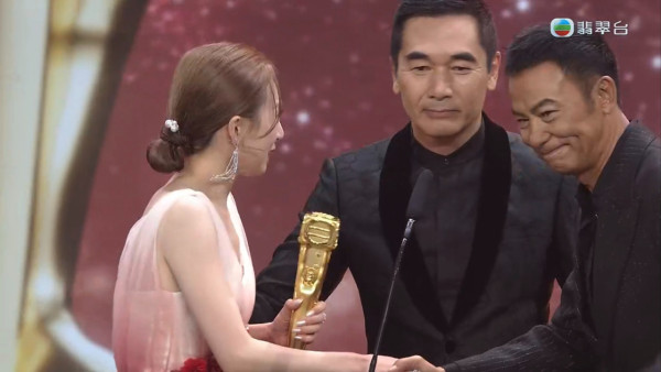 44歲逆齡天后蔡依林富國島被偶遇 清涼穿搭生圖曝光 沙灘紮紮跳宛如少女 