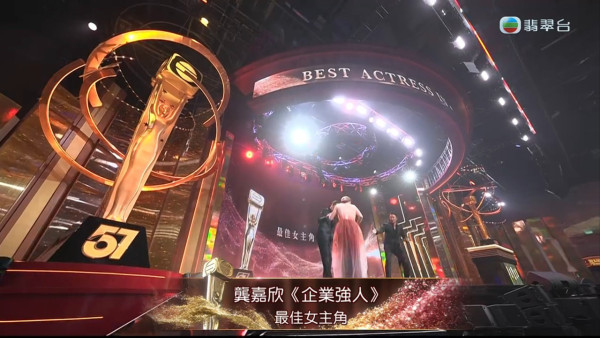 44歲逆齡天后蔡依林富國島被偶遇 清涼穿搭生圖曝光 沙灘紮紮跳宛如少女 