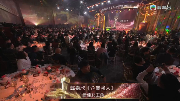 44歲逆齡天后蔡依林富國島被偶遇 清涼穿搭生圖曝光 沙灘紮紮跳宛如少女 