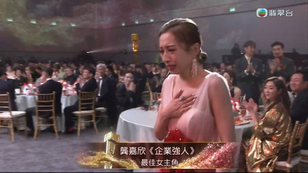 44歲逆齡天后蔡依林富國島被偶遇 清涼穿搭生圖曝光 沙灘紮紮跳宛如少女 