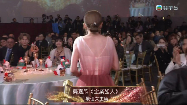 44歲逆齡天后蔡依林富國島被偶遇 清涼穿搭生圖曝光 沙灘紮紮跳宛如少女 