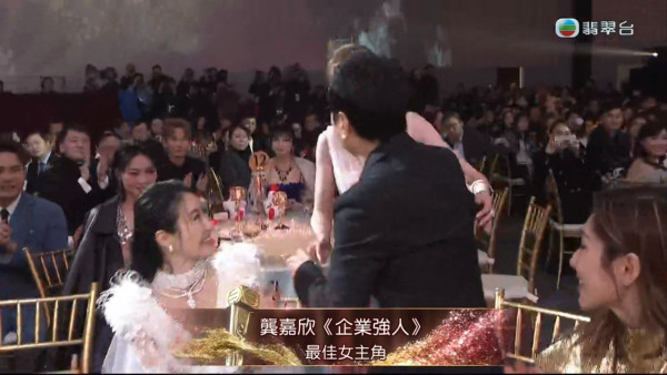 44歲逆齡天后蔡依林富國島被偶遇 清涼穿搭生圖曝光 沙灘紮紮跳宛如少女 