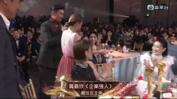 44歲逆齡天后蔡依林富國島被偶遇 清涼穿搭生圖曝光 沙灘紮紮跳宛如少女 