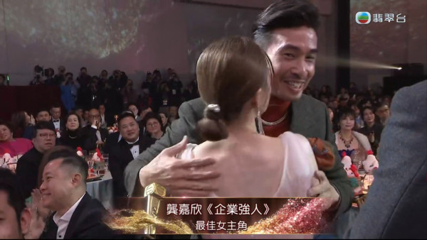 44歲逆齡天后蔡依林富國島被偶遇 清涼穿搭生圖曝光 沙灘紮紮跳宛如少女 