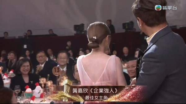 44歲逆齡天后蔡依林富國島被偶遇 清涼穿搭生圖曝光 沙灘紮紮跳宛如少女 