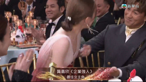 44歲逆齡天后蔡依林富國島被偶遇 清涼穿搭生圖曝光 沙灘紮紮跳宛如少女 