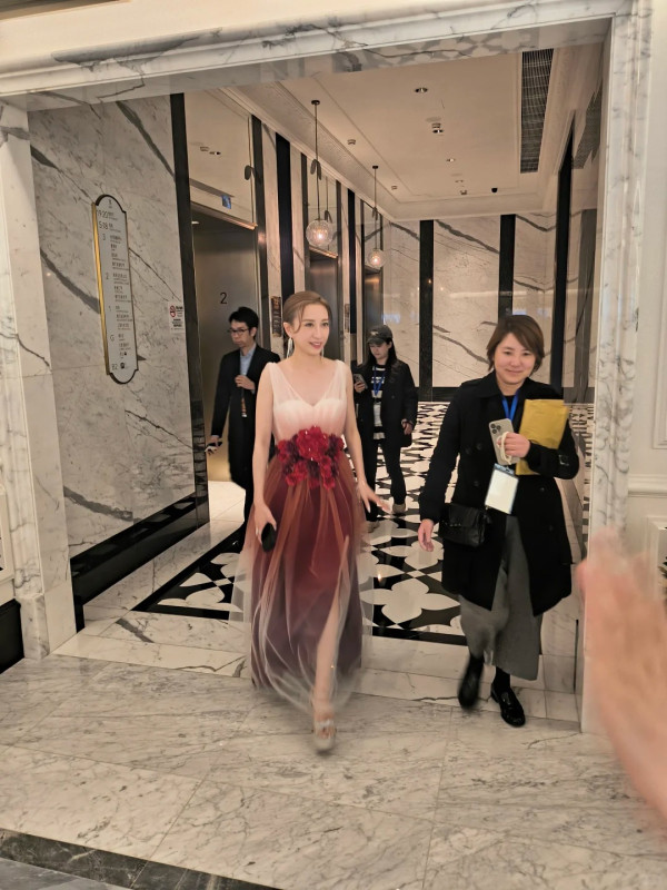 44歲逆齡天后蔡依林富國島被偶遇 清涼穿搭生圖曝光 沙灘紮紮跳宛如少女 