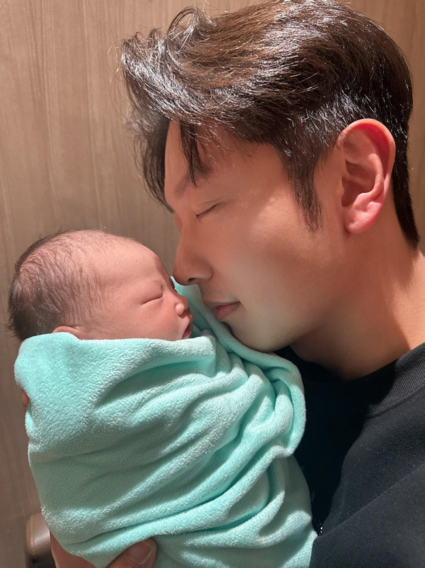 高鈞賢帶妻女返深圳豪宅坐月 化身「曬女狂魔」曝光B女正面 