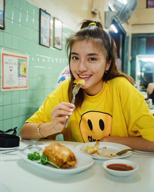 百億新抱吳千語赴韓晚宴Deep V到肚臍！撼贏何超蓮！傲人身材貴氣獲讚美到發光 