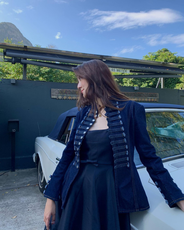 百億新抱吳千語赴韓晚宴Deep V到肚臍！撼贏何超蓮！傲人身材貴氣獲讚美到發光 