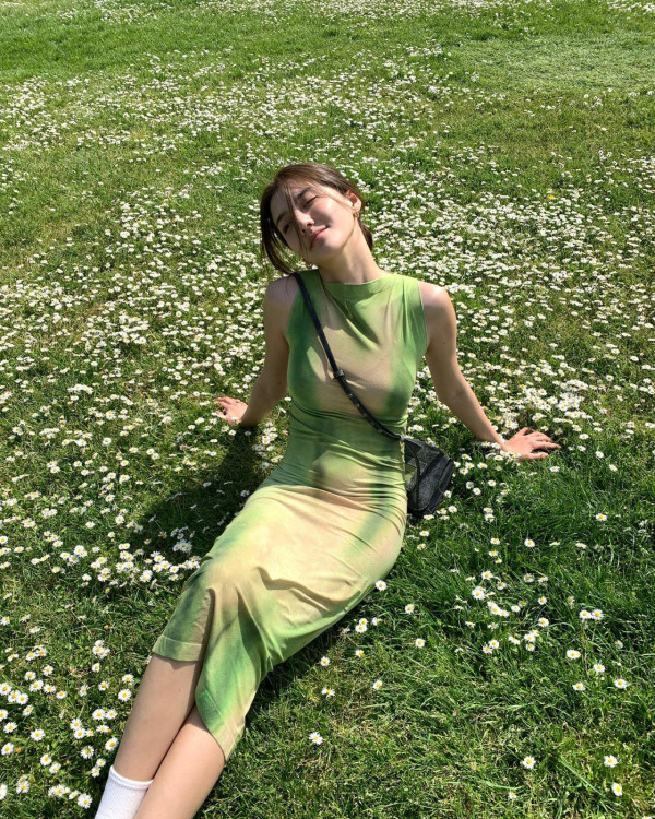 百億新抱吳千語赴韓晚宴Deep V到肚臍！撼贏何超蓮！傲人身材貴氣獲讚美到發光 