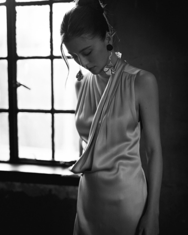 百億新抱吳千語赴韓晚宴Deep V到肚臍！撼贏何超蓮！傲人身材貴氣獲讚美到發光 