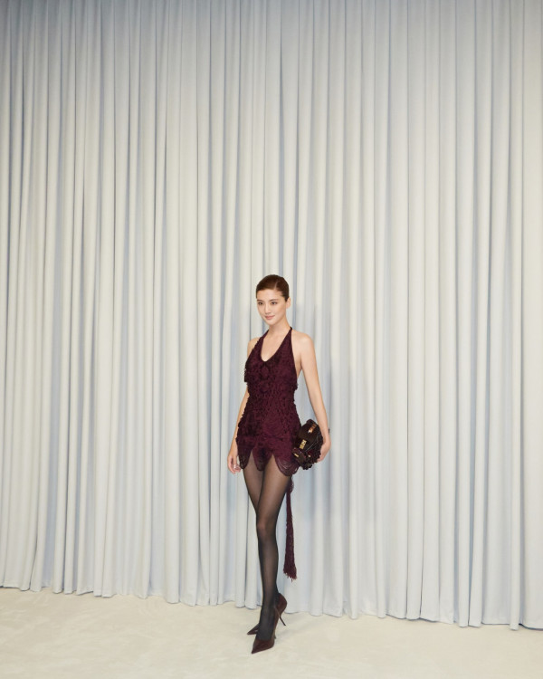 百億新抱吳千語赴韓晚宴Deep V到肚臍！撼贏何超蓮！傲人身材貴氣獲讚美到發光 