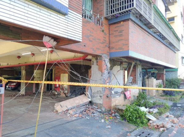 台灣地震一刻印傭姐姐飛身緊擁臥床婆婆 漆黑中寸步不離感動網友:值得加薪